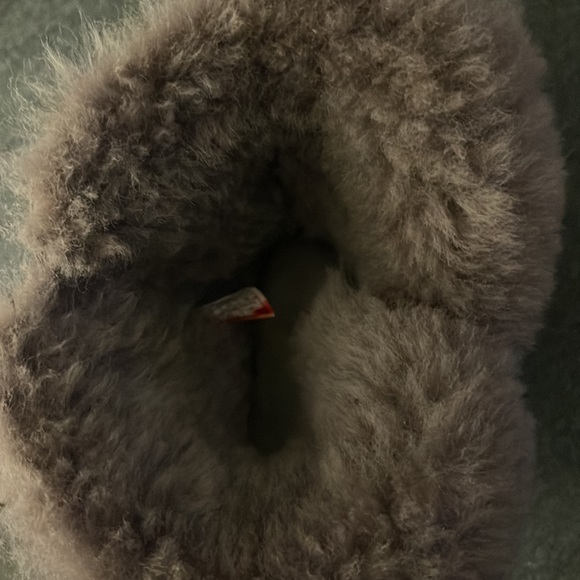 LOWEST!- Size 9 bailey button excellent condition Uggs. - Picture 10 of 15